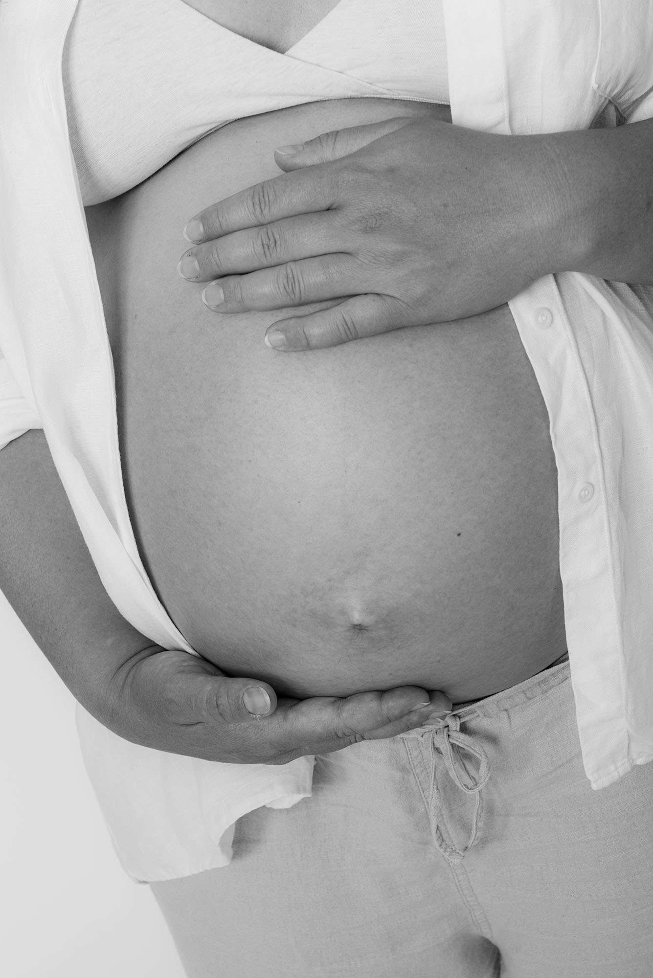 Nackter Babybauch fotografiert in schwarz-weiß