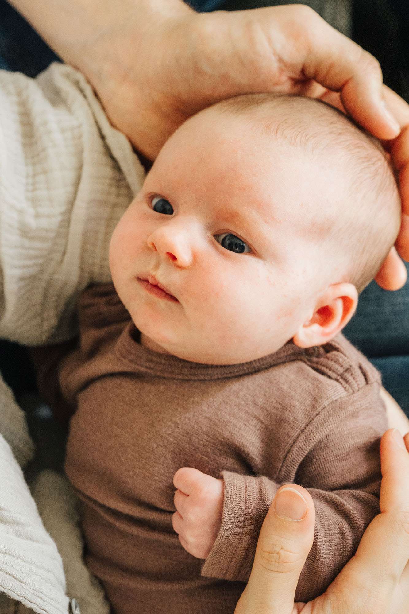 Newborn kuschelt bei den Eltern
