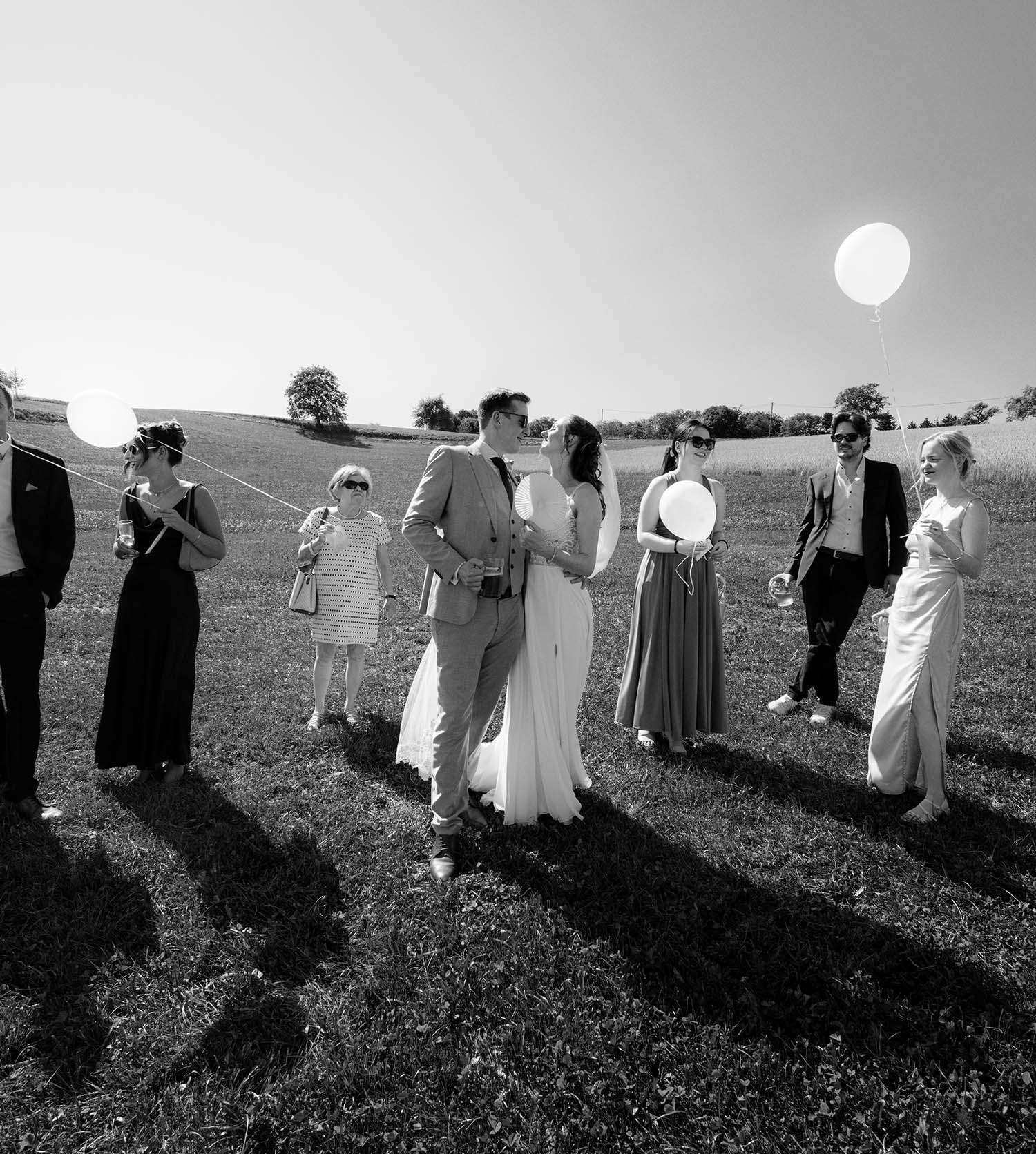 Brautpaar mit Ballons bei Hochzeit