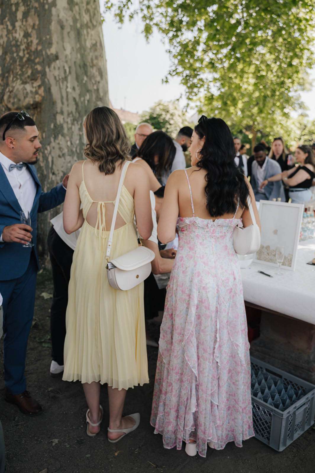 Gäste bei einer Sommerhochzeit bei Heidelberg