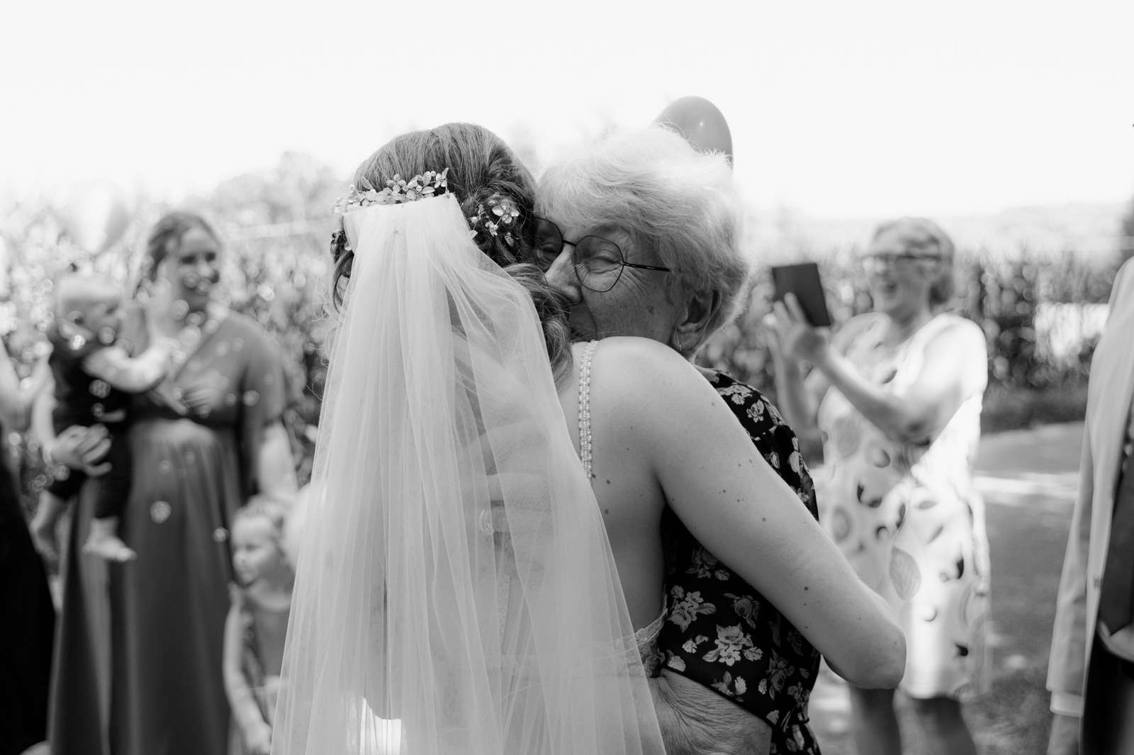 Oma gratuliert der Braut