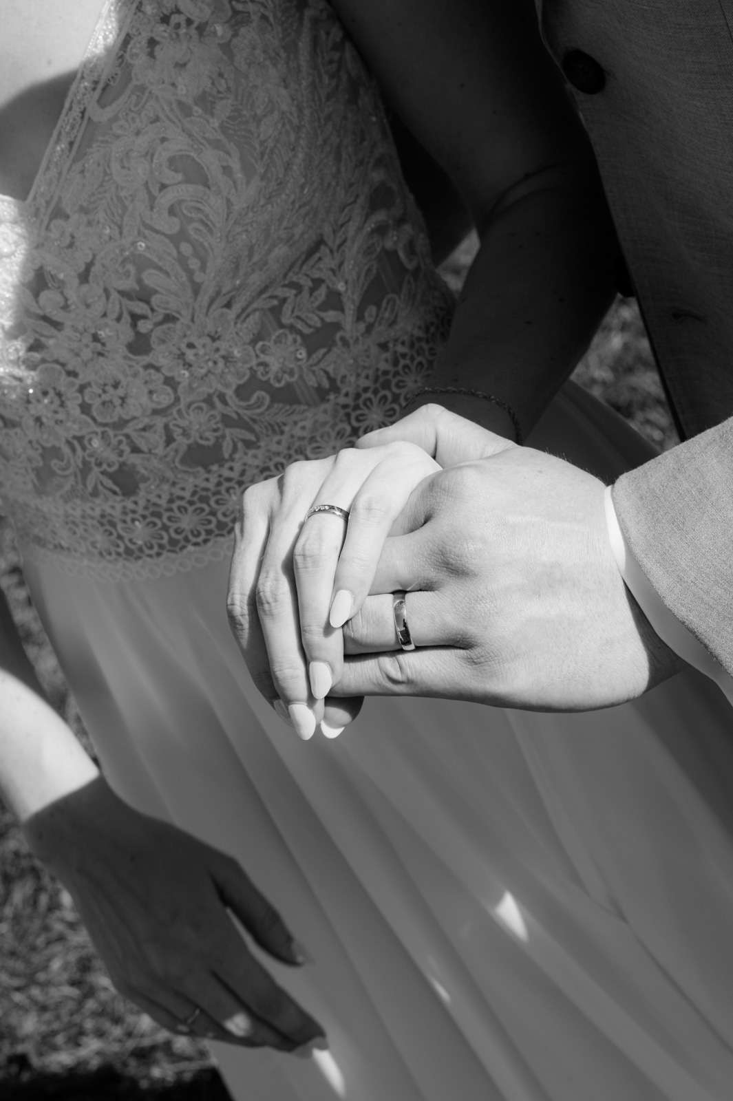 Hände und Ringe vom Brautpaar
