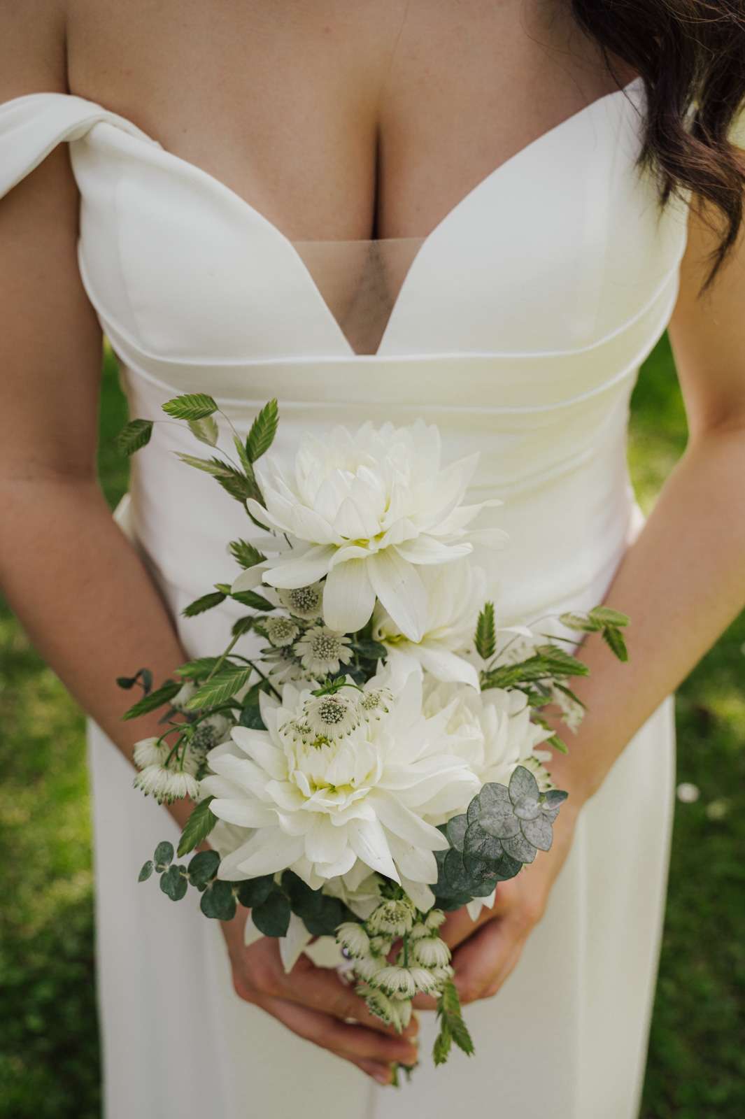 Hochzeitskleid und Strauß der Braut