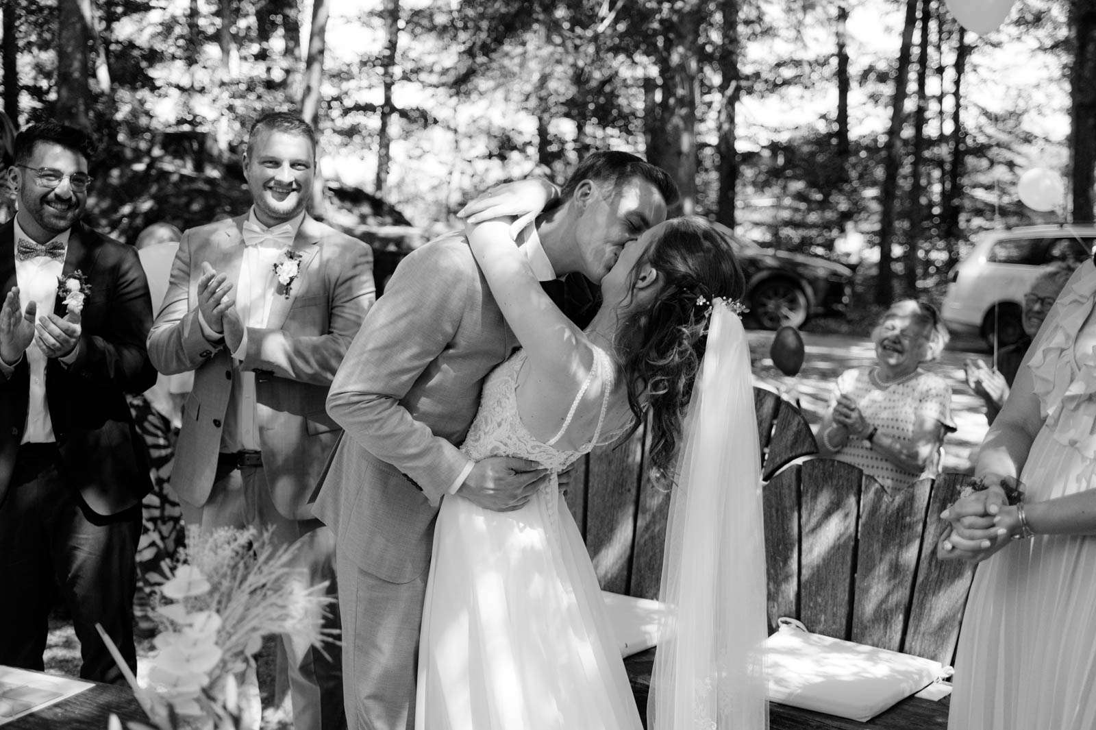 Hochzeitskuss bei einer standesamtlichen Trauung