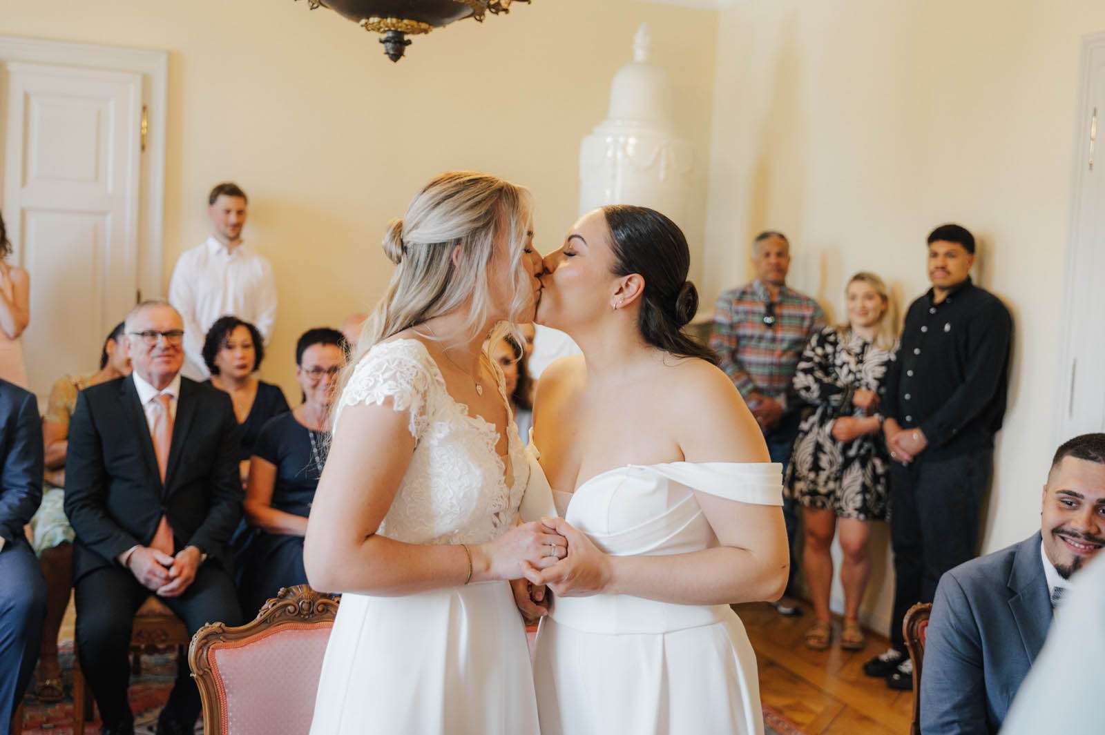 Hochzeitskuss bei standesamtlicher Trauung bei Heidelberg