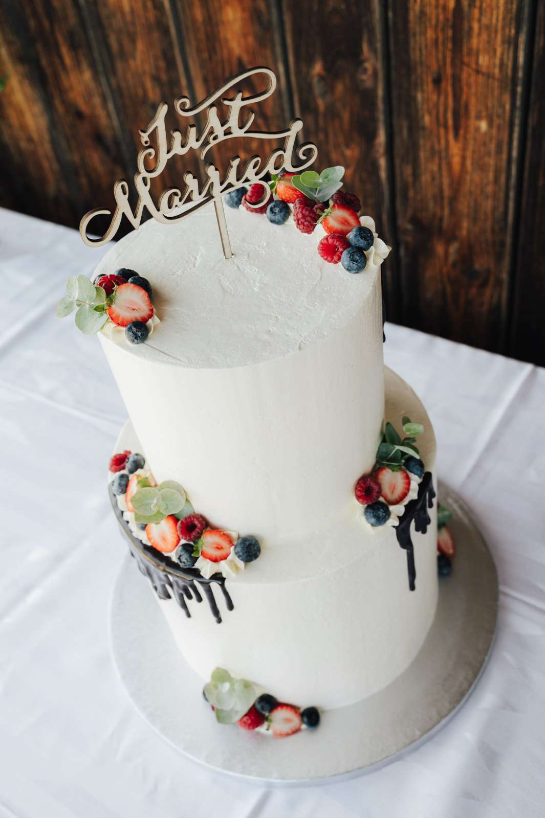 weiße Hochzeitstorte mit Früchten
