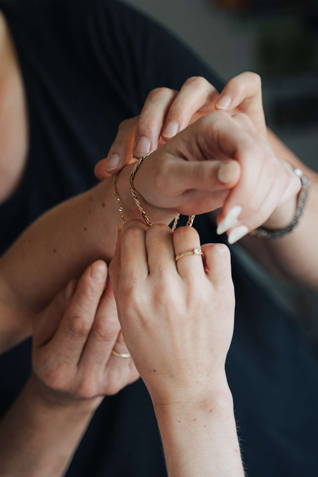 Braut zieht sich ihren Schmuck an