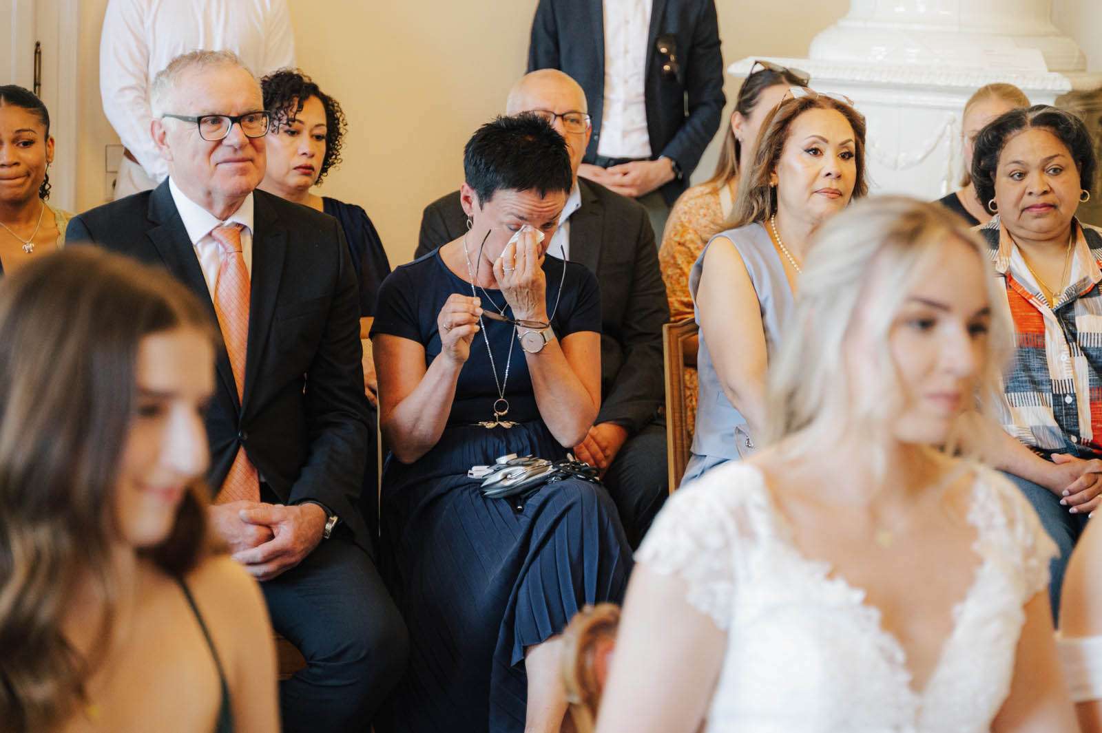 Mutter weint bei standesamtlicher Hochzeit