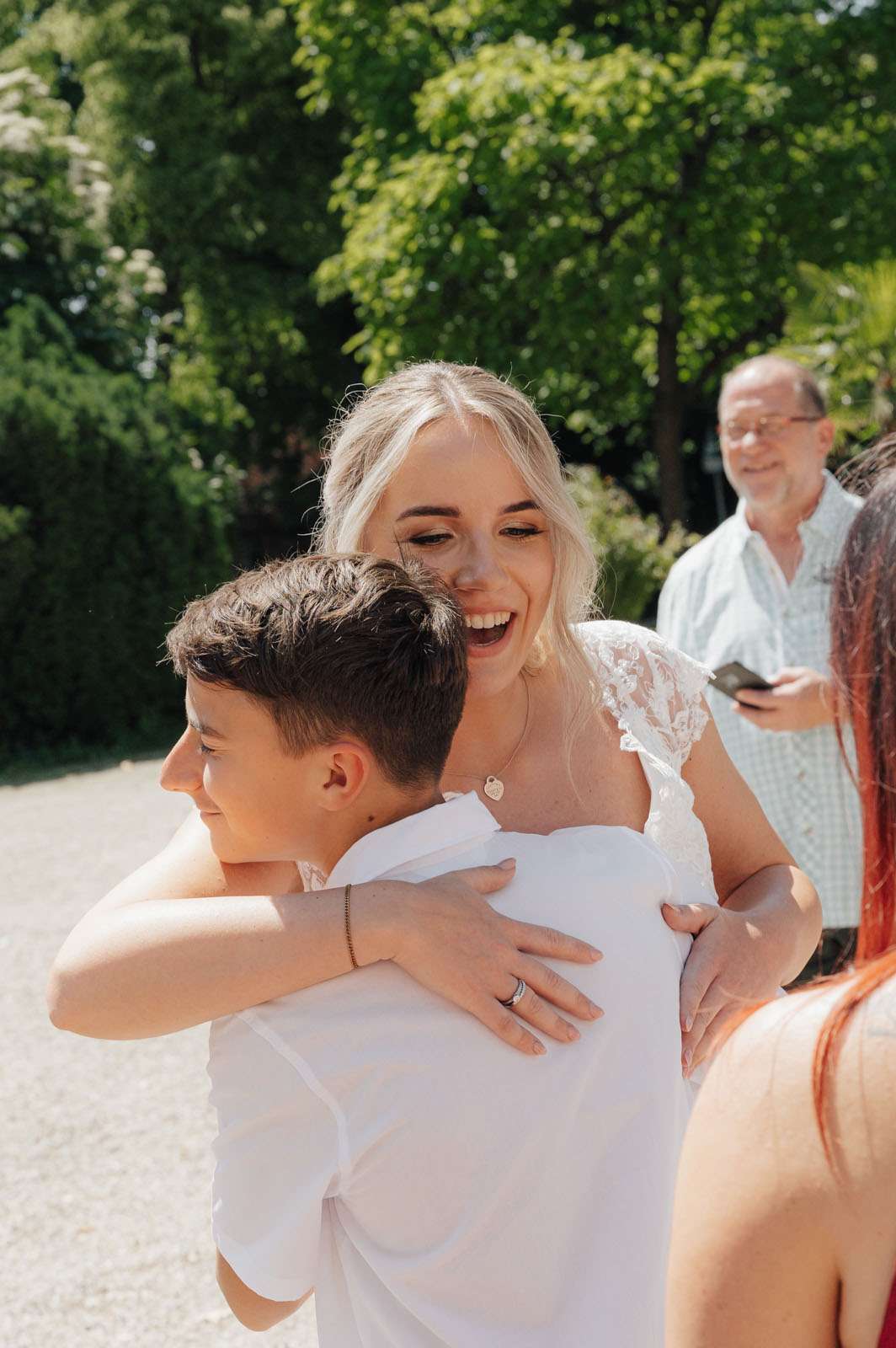 Braut umarmt einen jungen Mann